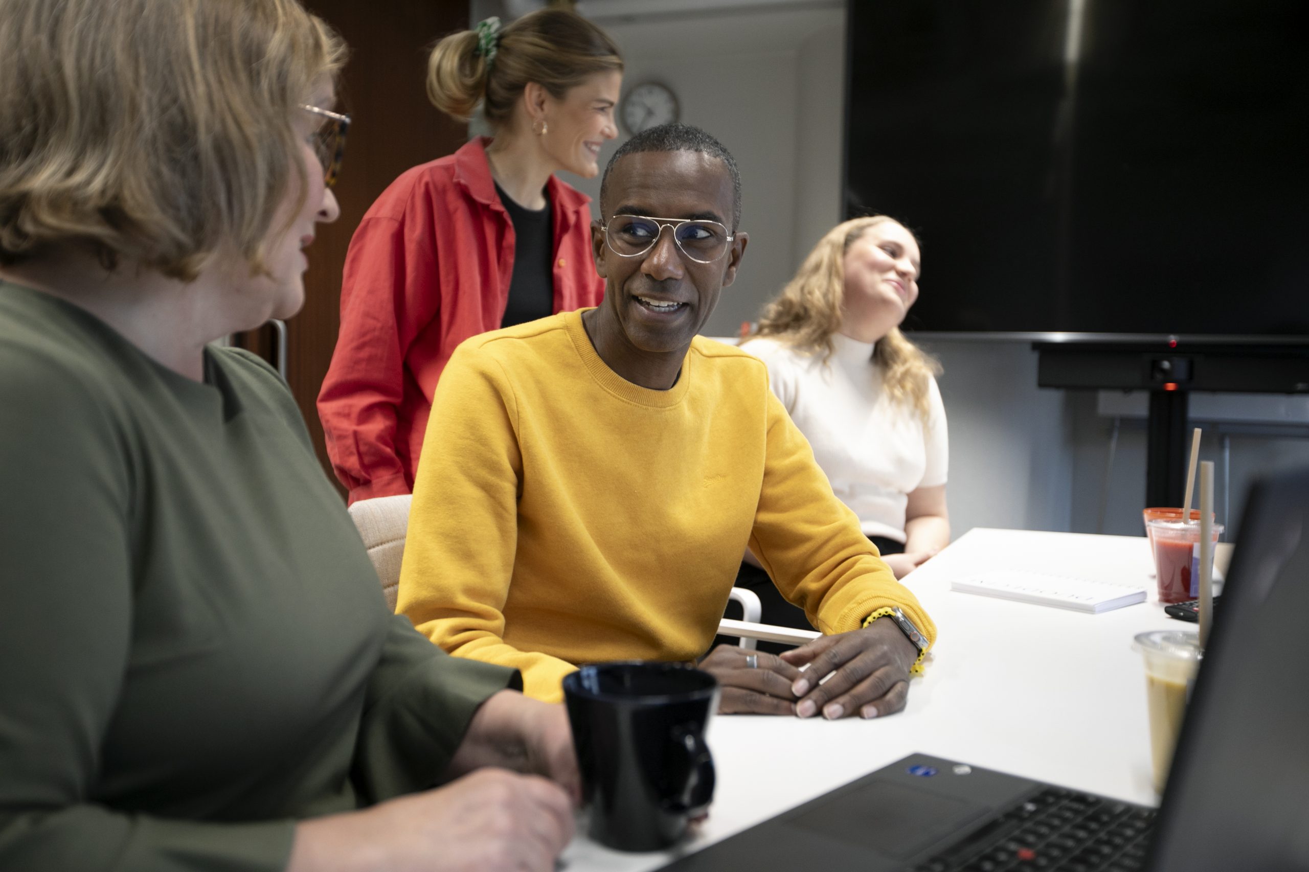 Neljä ihmistä keskustelemassa pöydän ääressä Duodecimin toimistolla. Kuva Kuura Health Oy:n rekrytointisivulla.