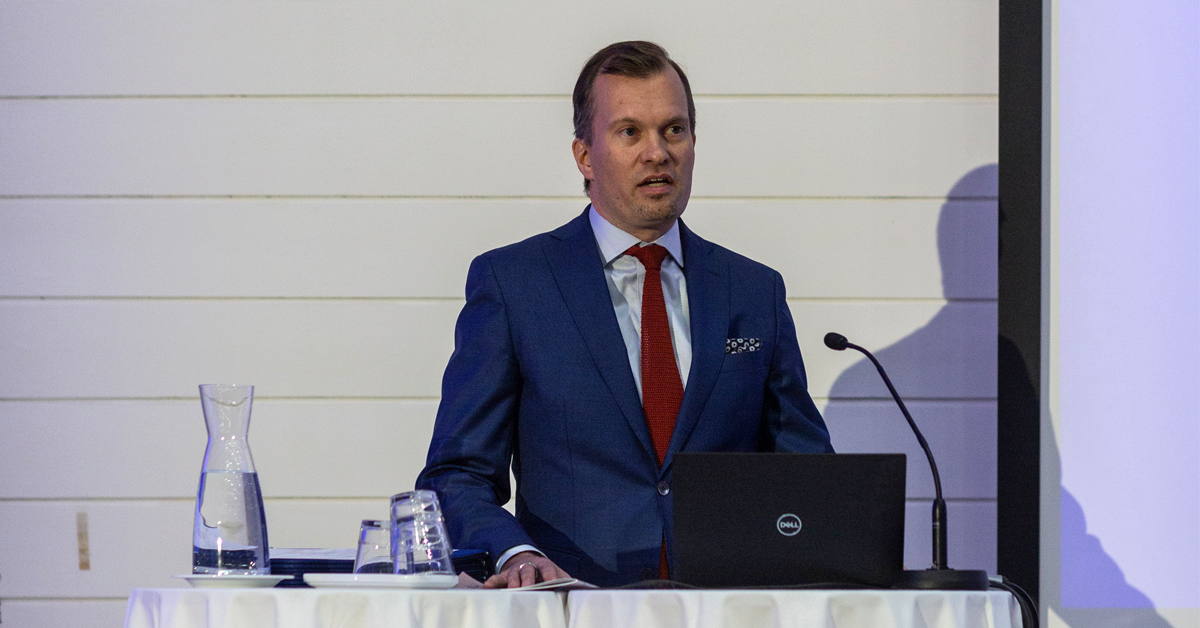 Suomen Lääketieteen Säätiön edustaja lavalla.