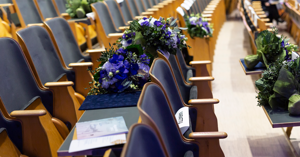 Ravintola Töölön auditorion tuoleja, joiden vieressä palkittujen kukkakimppuja.