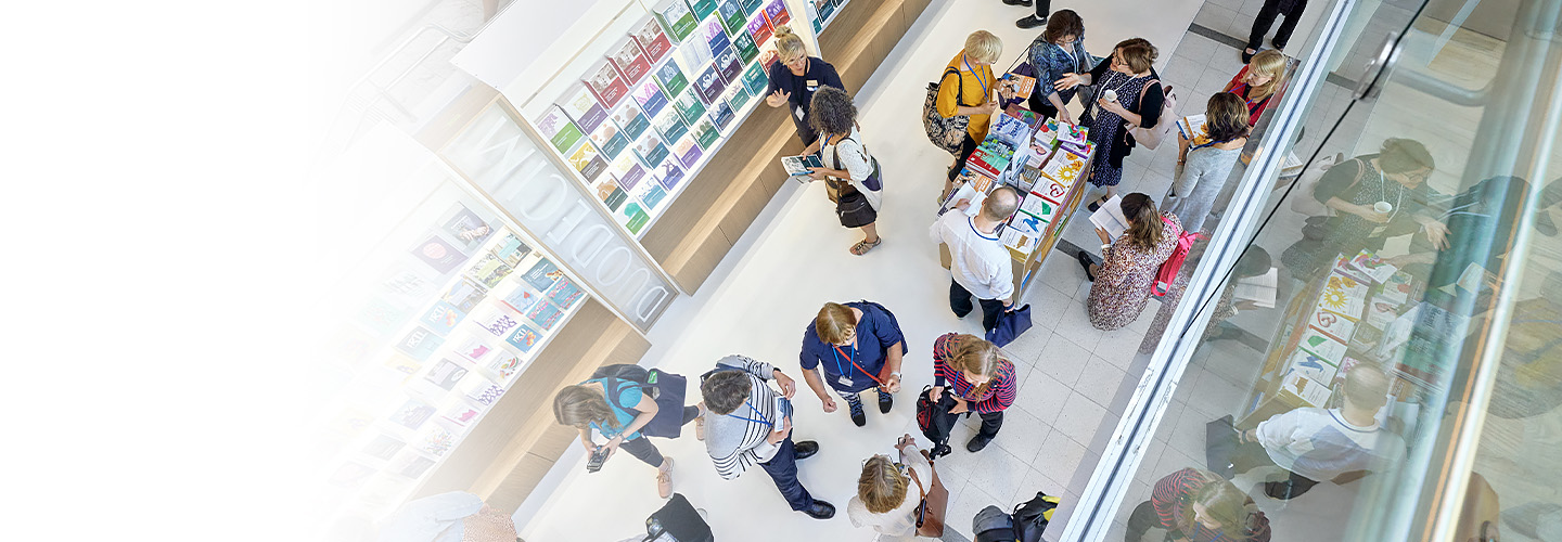 Lintuperspektiivistä otettu kuva Duodecimin osastosta, jossa ihmisiä liikkuu ja keskustelee.