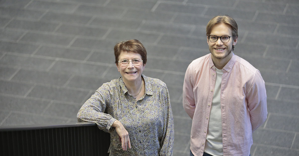 Kuvassa vierekkäin portaikossa Laure Morin-Papunen ja Jaakko Markkanen.