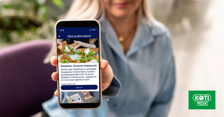 Opiskelija näyttää puhelinta, jossa avoinna Duodecim-sovelluksesta löytyvä 10 euron etu Kotipizzaan Duodecimin ensimmäisen vuoden opiskelijajäsenille.
