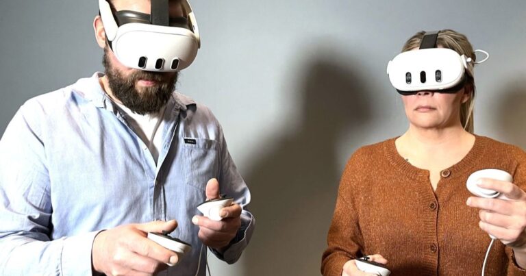 Kaksi ihmistä VR-lasit päässä